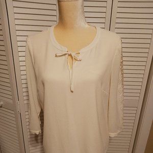 Woman's White Blouse - Size Medium petite